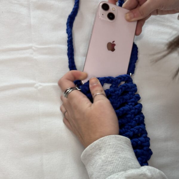 Porta cellulare blu reale